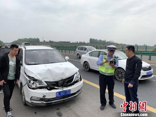 西安交警高速大队民警对高速公路上的交通事故进行处理.