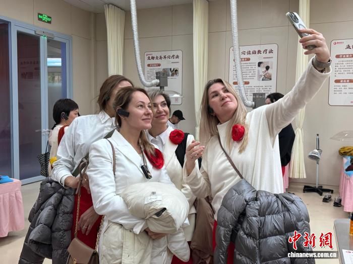 10月21日,哈萨克斯坦女企业家在西安国际医学中心医院合影留念。 杨英琦 摄 10月21日,哈萨克斯坦女企业家在西安国际医学中心医院合影留念。 杨英琦 摄