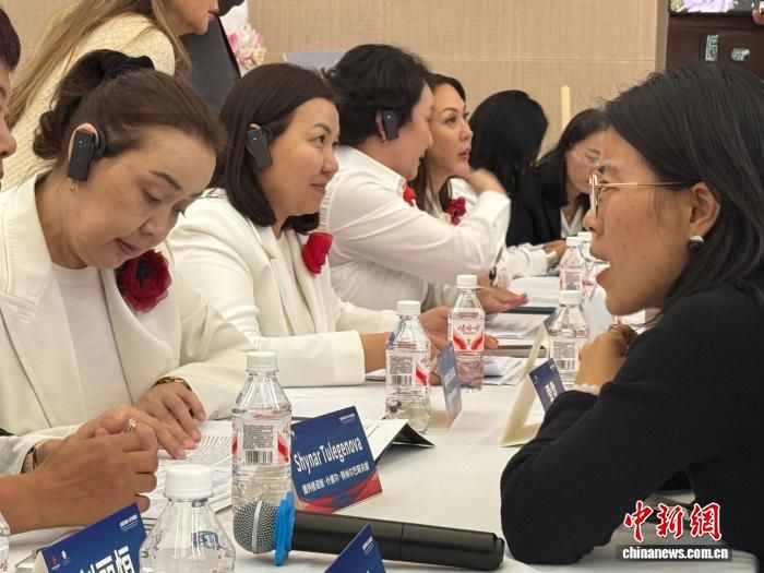 10月21日,哈萨克斯坦女企业家与陕西企业家交流对接。 杨英琦 摄 10月21日,哈萨克斯坦女企业家与陕西企业家交流对接。 杨英琦 摄