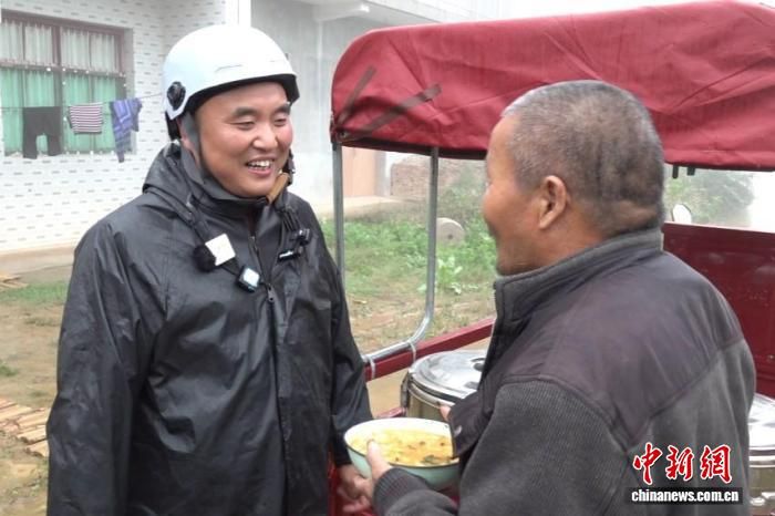 图为庞富强为留守老人送餐上门。 梅镱泷 摄 图为庞富强为留守老人送餐上门。 梅镱泷 摄