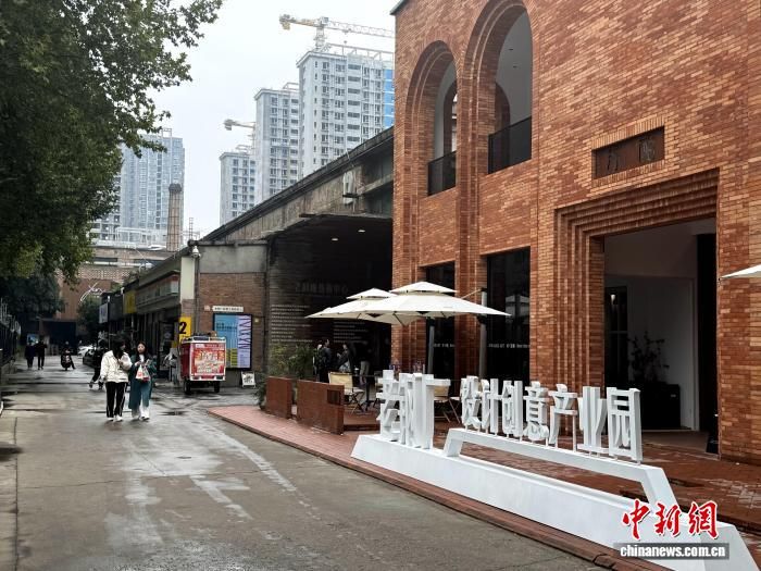 10月23日,西安老钢厂设计创意产业园内人流不断。 杨英琦 摄 10月23日,西安老钢厂设计创意产业园内人流不断。 杨英琦 摄