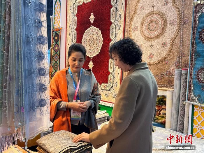 图为国际参展商在第32届杨凌农高会上与民众交流。 杨英琦 摄 图为国际参展商在第32届杨凌农高会上与民众交流。 杨英琦 摄