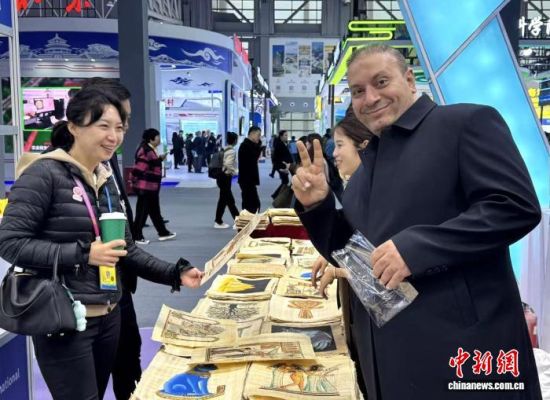 图为第32届杨凌农高会上的国际参展商。 杨英琦 摄 图为第32届杨凌农高会上的国际参展商。 杨英琦 摄