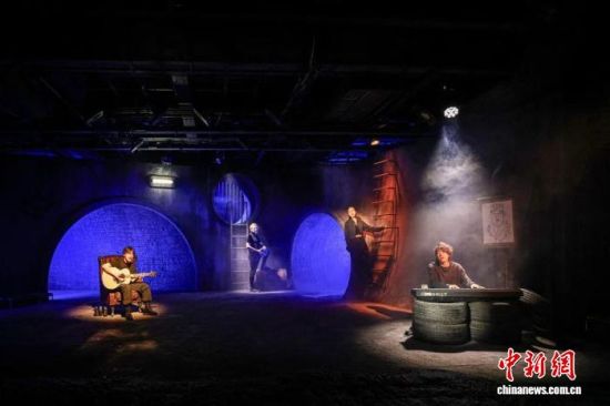 北京人艺小剧场剧目《哈姆雷特》剧照。(开元大剧院供图) 北京人艺小剧场剧目《哈姆雷特》剧照。(开元大剧院供图)