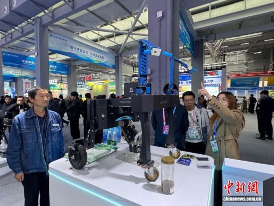 图为杨凌农高会上展出产品。 杨英琦 摄 图为杨凌农高会上展出产品。 杨英琦 摄