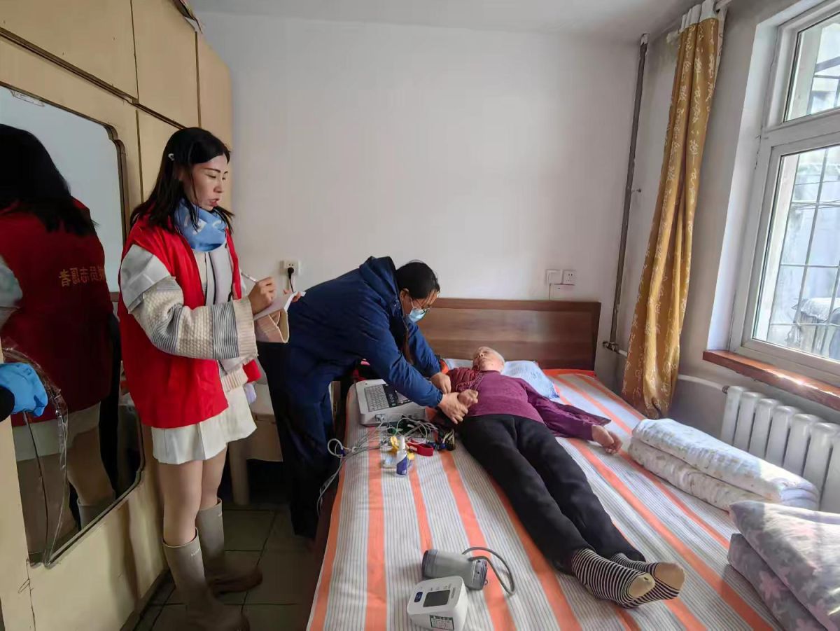 医生团队为老人检查身体。 医生团队为老人检查身体。