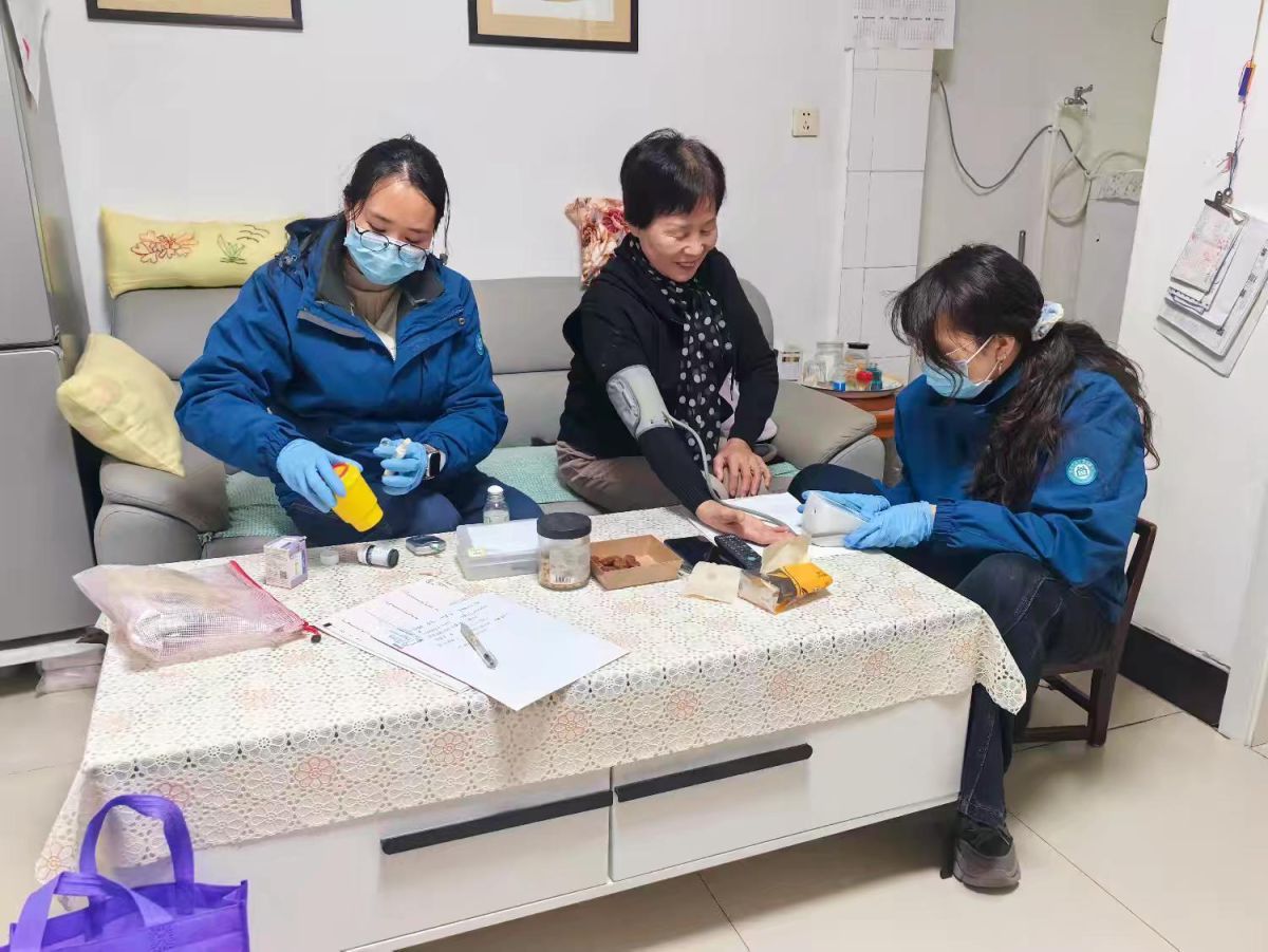 医护人员为老人量血压。 医护人员为老人量血压。