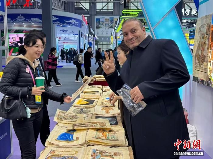 图为第32届杨凌农高会参展外商。 杨英琦 摄 图为第32届杨凌农高会参展外商。 杨英琦 摄