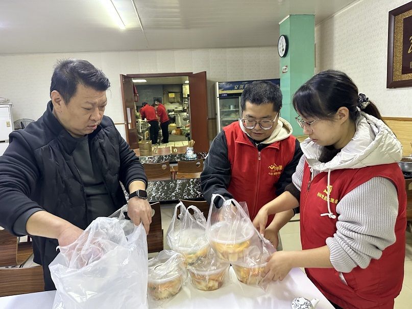 志愿者打包爱心餐。 志愿者打包爱心餐。