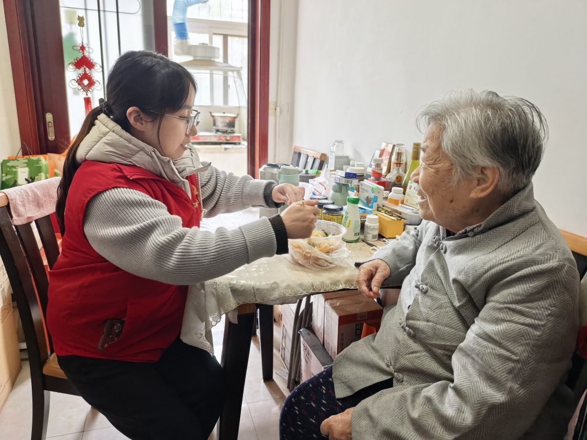 志愿者入户为老人送爱心餐 志愿者入户为老人送爱心餐