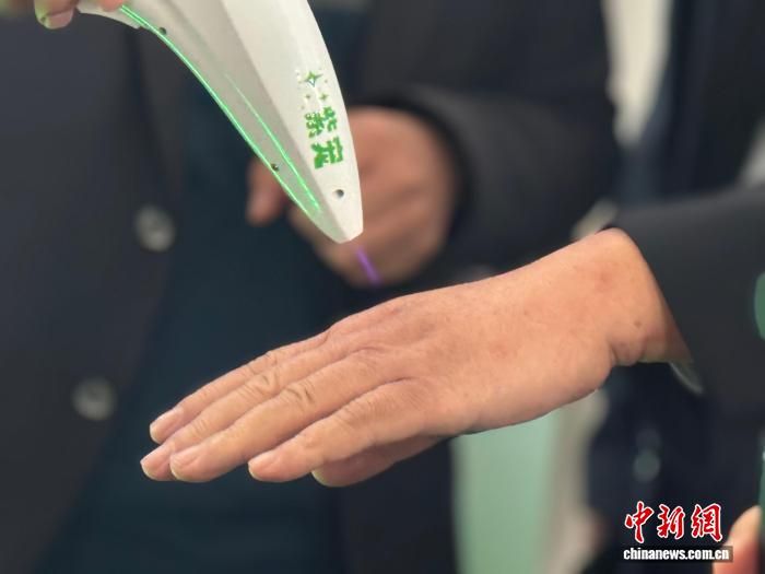 图为西安冷电康科技有限公司展示产品。 杨英琦 摄 图为西安冷电康科技有限公司展示产品。 杨英琦 摄