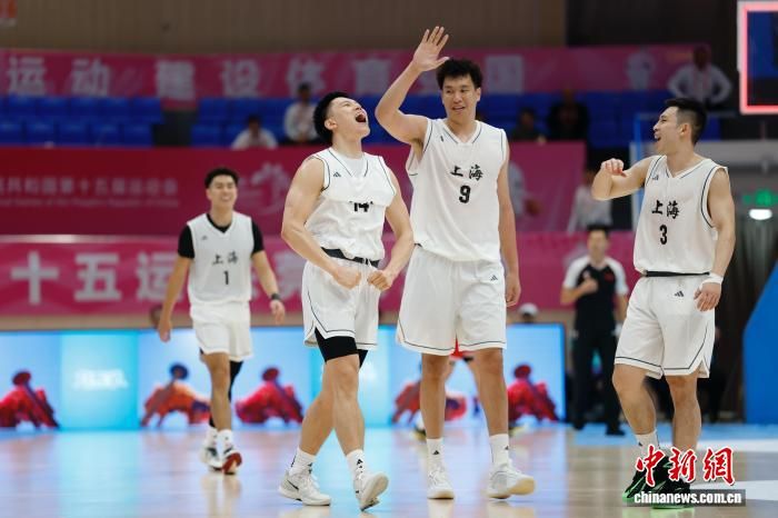 11月5日,在东莞体育中心体育场举行的第十五届全国运动会篮球项目男子成年组小组赛中。上海队以107:83战胜香港队。图为上海队李弘权(右三)庆祝进球。 中新社记者 韩海丹 摄 11月5日,在东莞体育中心体育场举行的第十五届全国运动会篮球项目男子成年组小组赛中。上海队以107:83战胜香港队。图为上海队李弘权(右三)庆祝进球。 中新社记者 韩海丹 摄