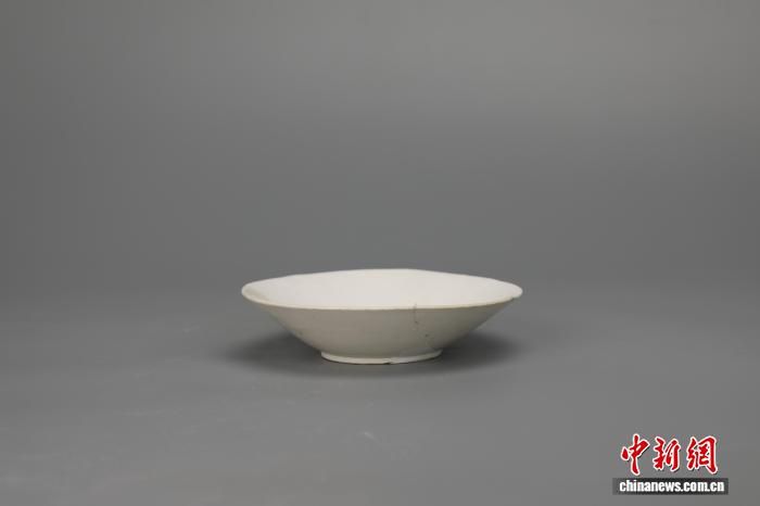 图为出土的白瓷碗。(资料图,陕西省考古研究院供图) 图为出土的白瓷碗。(资料图,陕西省考古研究院供图)