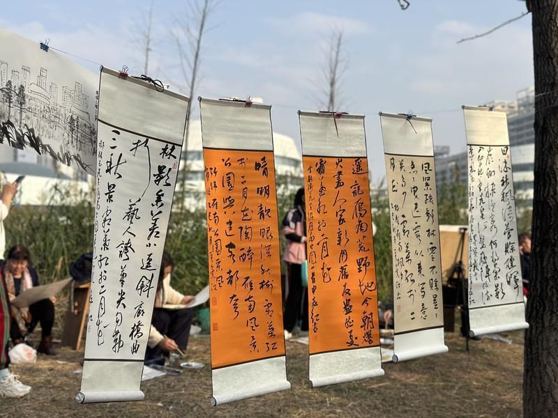 诗词学会会员们以“霜叶红于二月花”点睛创作诗词,书法家们挥毫成书,诗词与书法的碰撞为秋景添了几分雅韵。 诗词学会会员们以“霜叶红于二月花”点睛创作诗词,书法家们挥毫成书,诗词与书法的碰撞为秋景添了几分雅韵。