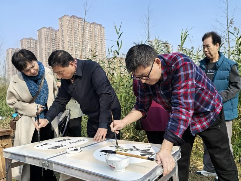 雁塔区文联“去有枫的地方”主题采风活动,美术家们现场写生,创作出一幅幅鲜活的画作。 雁塔区文联“去有枫的地方”主题采风活动,美术家们现场写生,创作出一幅幅鲜活的画作。