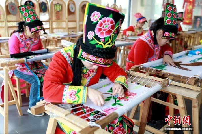 图为绣娘正在制作羌绣。 田进 摄 图为绣娘正在制作羌绣。 田进 摄