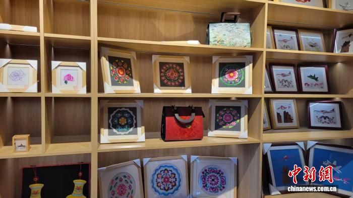 图为羌绣文创产品。 吴西檬 摄 图为羌绣文创产品。 吴西檬 摄
