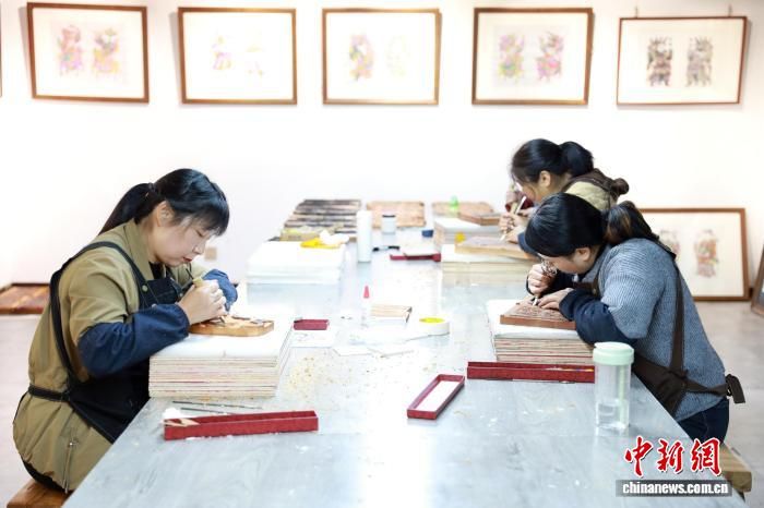 图为工作人员正在制作版画。 田进 摄 图为工作人员正在制作版画。 田进 摄