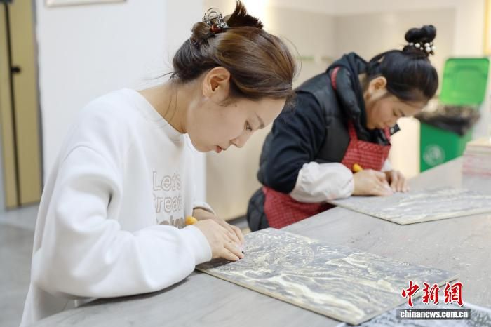 图为工作人员正在制作版画。 田进 摄 图为工作人员正在制作版画。 田进 摄