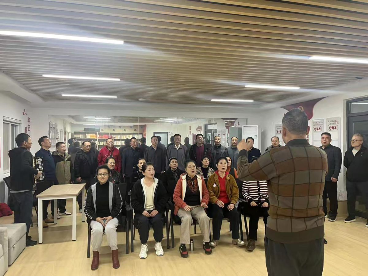 退休人员和退役军人一起唱歌。 退休人员和退役军人一起唱歌。