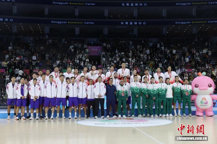 11月12日晚,第十五届全国运动会篮球项目男子成年组金牌赛在东莞篮球中心举行,广东队101比65战胜浙江队夺得金牌。图为颁奖仪式后,广东队、香港队、澳门队合影。 中新社记者 盛佳鹏 摄 11月12日晚,第十五届全国运动会篮球项目男子成年组金牌赛在东莞篮球中心举行,广东队101比65战胜浙江队夺得金牌。图为颁奖仪式后,广东队、香港队、澳门队合影。 中新社记者 盛佳鹏 摄