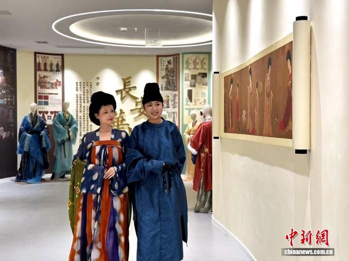 图为张露丹与同学身着汉服漫步。 杨英琦 摄 图为张露丹与同学身着汉服漫步。 杨英琦 摄