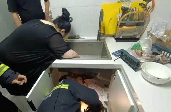 消防员破拆洗菜池。图源:天津消防 消防员破拆洗菜池。图源:天津消防