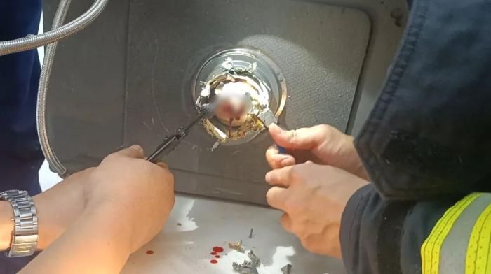 消防员进行精细剪切。图源:天津消防 消防员进行精细剪切。图源:天津消防