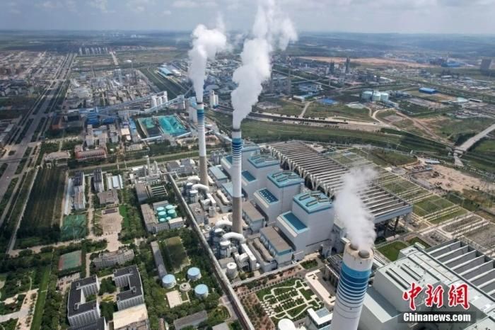 航拍陕西省神木市国能锦界能源有限责任公司15万吨/年燃烧后CO2捕集和封存全流程示范项目。 毛建军 摄 航拍陕西省神木市国能锦界能源有限责任公司15万吨/年燃烧后CO2捕集和封存全流程示范项目。 毛建军 摄