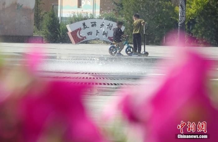 图为陕西省神木市四卜树村小朋友在广场上玩耍。 毛建军 摄 图为陕西省神木市四卜树村小朋友在广场上玩耍。 毛建军 摄