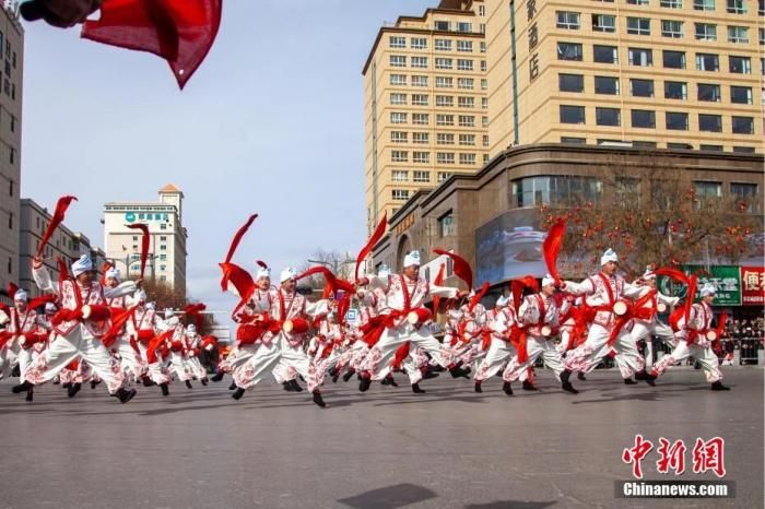 图为中外秧歌队伍齐聚陕西榆林 “闹”元宵。 刘姣 摄 图为中外秧歌队伍齐聚陕西榆林 “闹”元宵。 刘姣 摄