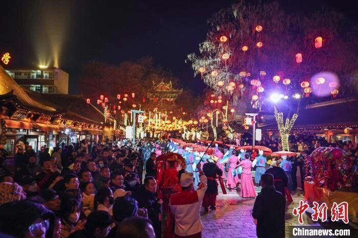 图为“陕北榆林过大年”秧歌迎宾。 常旭峰 摄 图为“陕北榆林过大年”秧歌迎宾。 常旭峰 摄