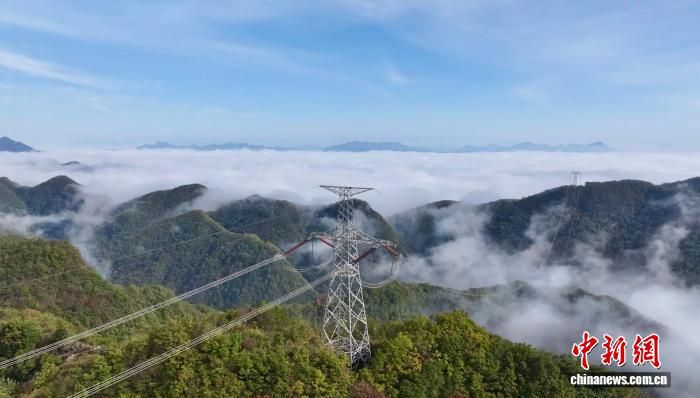 图为±500千伏德宝直流输电工程。国网陕西省电力有限公司供图 图为±500千伏德宝直流输电工程。国网陕西省电力有限公司供图