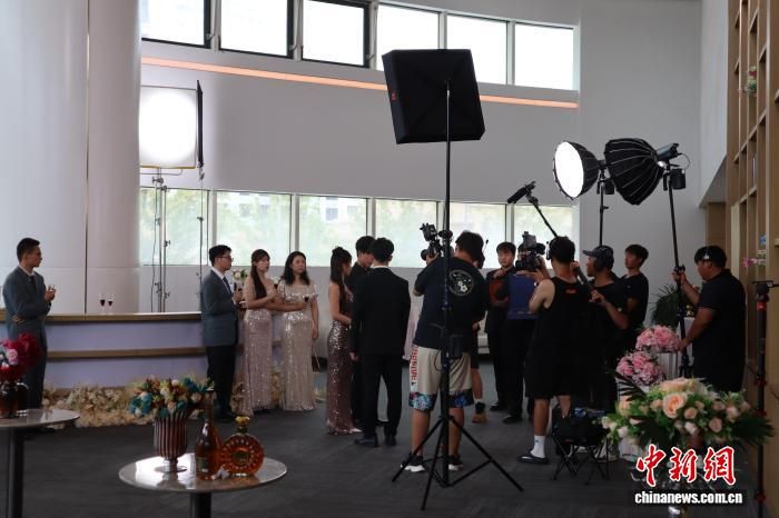 图为陕西西安一微短剧剧组正在拍摄。 李一璠 摄 图为陕西西安一微短剧剧组正在拍摄。 李一璠 摄