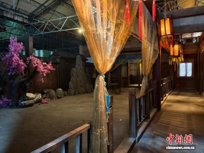 图为由老厂房改造而成的影视基地内搭建古风布景。 杨英琦 摄 图为由老厂房改造而成的影视基地内搭建古风布景。 杨英琦 摄