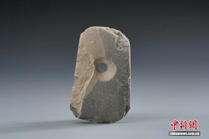 图为出土的石钺。(资料图,咸阳市文物考古研究所供图) 图为出土的石钺。(资料图,咸阳市文物考古研究所供图)