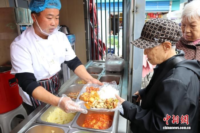 图为西安一社区慈善食堂内老年人前来就餐。 李一璠 摄 图为西安一社区慈善食堂内老年人前来就餐。 李一璠 摄