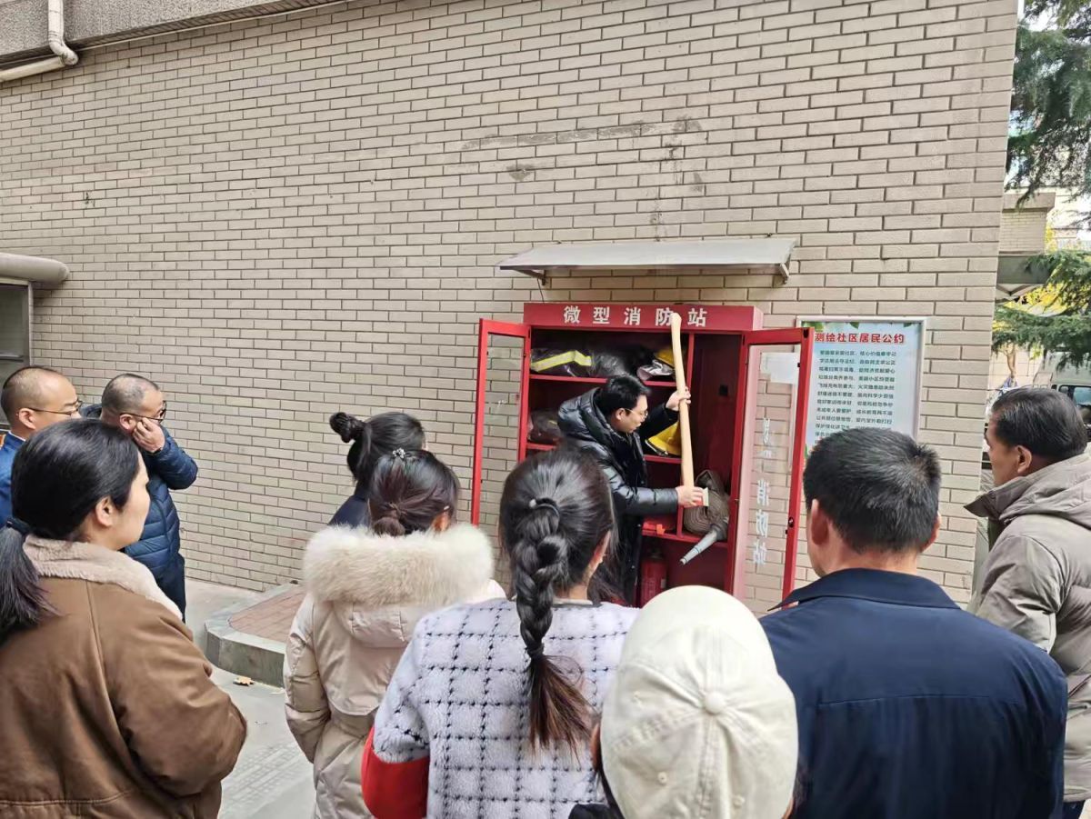 工作人员给居民讲解消防水带、水枪、应急照明、灭火毯等装备的功能与使用方法。 工作人员给居民讲解消防水带、水枪、应急照明、灭火毯等装备的功能与使用方法。