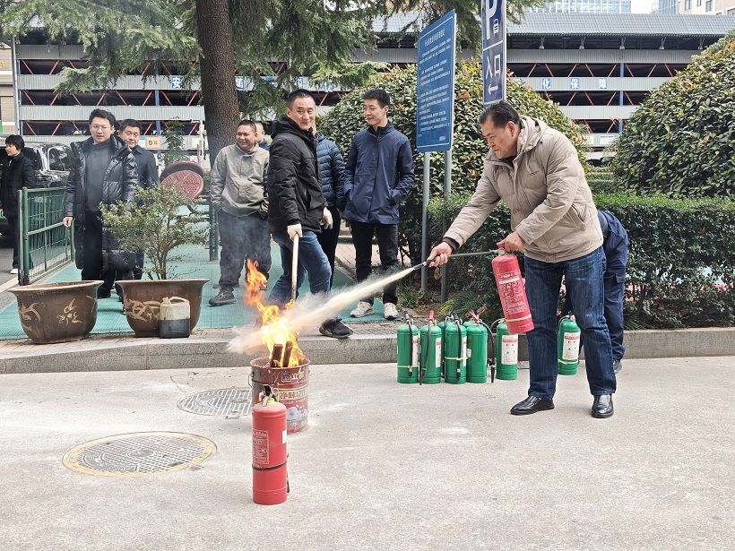 居民体验用灭火器灭火。 居民体验用灭火器灭火。