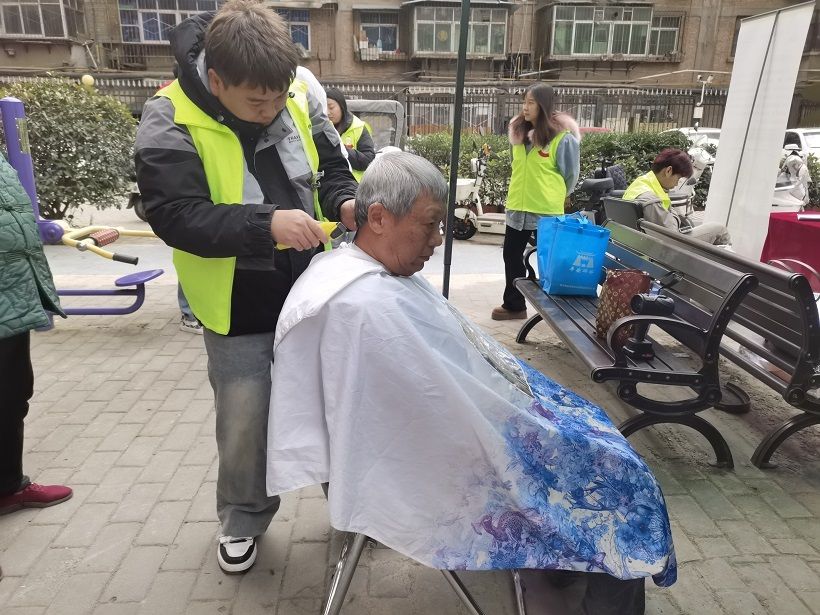 理发师为居民修剪发型。 理发师为居民修剪发型。