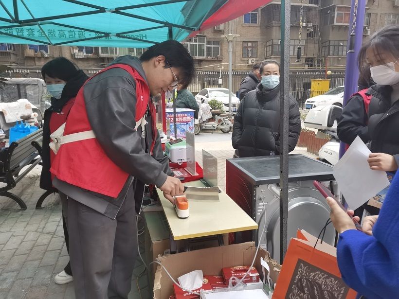 磨刀师傅为居民磨刀。 磨刀师傅为居民磨刀。