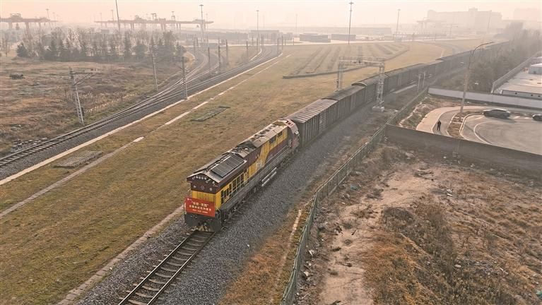 12月11日,X385次“长安·天路”进藏班列从西安国际港站出发,开往西藏拉萨、日喀则。 杨光 摄 12月11日,X385次“长安·天路”进藏班列从西安国际港站出发,开往西藏拉萨、日喀则。 杨光 摄