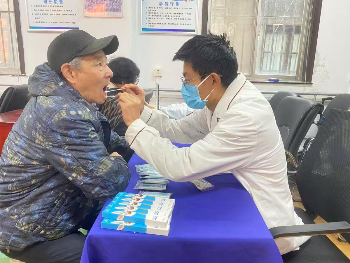 口腔检查。 口腔检查。