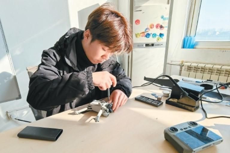 无人机修理工程师徐佳乐正在对故障无人机进行检修。(记者王涛摄) 无人机修理工程师徐佳乐正在对故障无人机进行检修。(记者王涛摄)