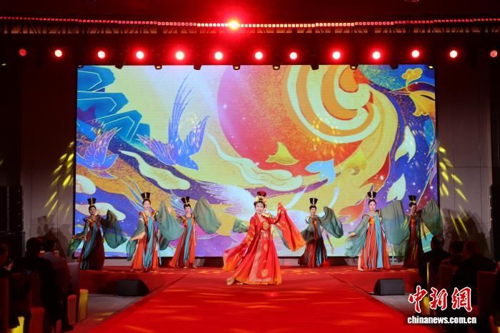 12��22�գ������и۰�̨�ȼ������ѧ��Աӭ����������ֳ��� ��һ�[ ��