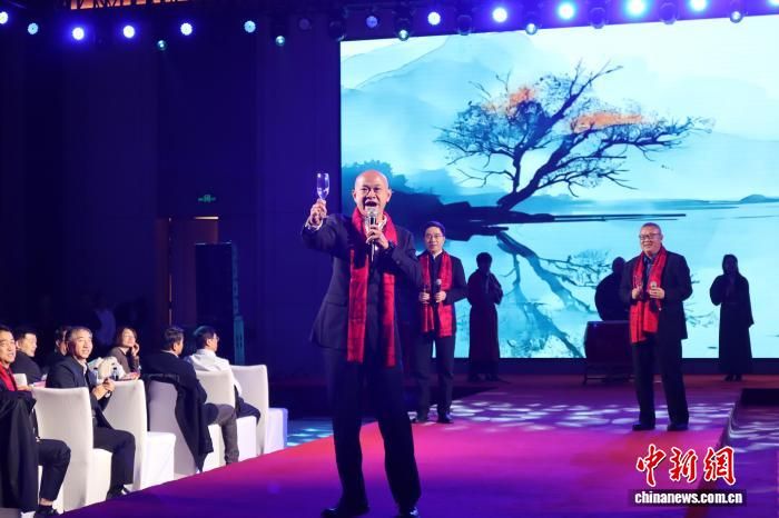 12��22�գ������и۰�̨�ȼ������ѧ��Աӭ����������ֳ��� ��һ�[ ��