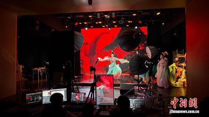 12��25�գ�����ʡ�����Ժ���Ų�ֱ�����ڣ���Աչʾ�赸�� ��һ�[ ��