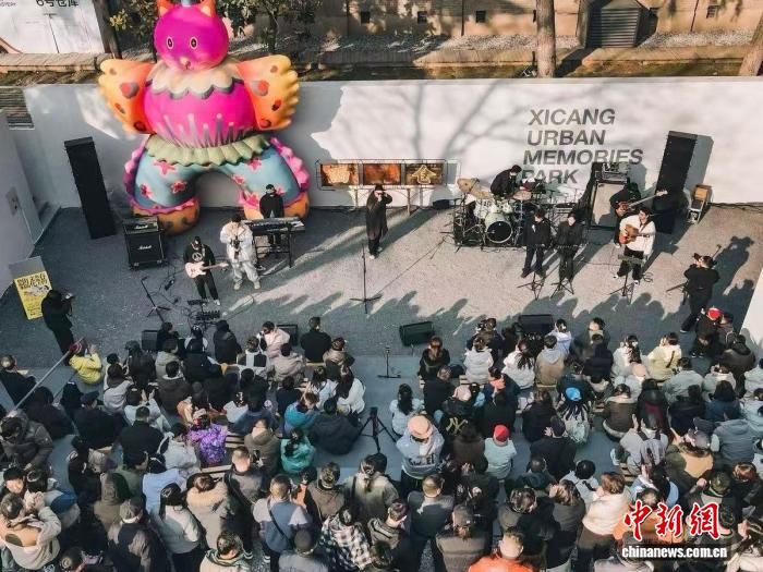 ͼΪԪ�������ڼ䣬�����м��Ĵ���԰�ڣ��ֶ������ݳ��������м��Ĵ���԰��ͼ