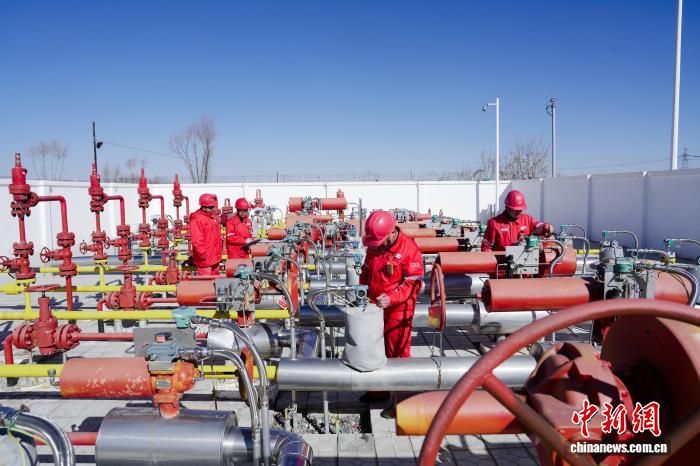 ͼΪ����վԱ�����ڽ��а�ȫѲ�죬ȷ���豸�����״̬�������� ��ٻ ��