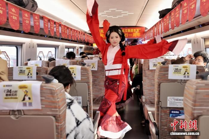 1��5�գ��¸۸���ӭ������һ���꣬ͼΪ���������ڵĺ������ݡ� ��������� ��Զ ��